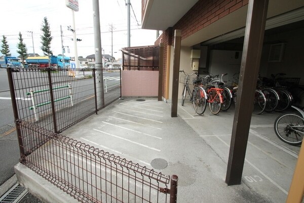 共有部分(☆雨でも濡れにくい自転車置き場☆)