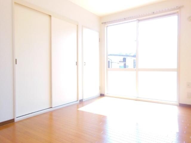 物件内観写真5　(☆ゆったり明るい居室スペースです☆)