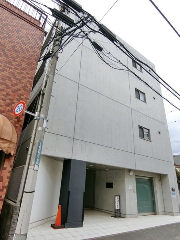 外観(♪コンクリート打ちっ放しのお洒落な建物です♪)