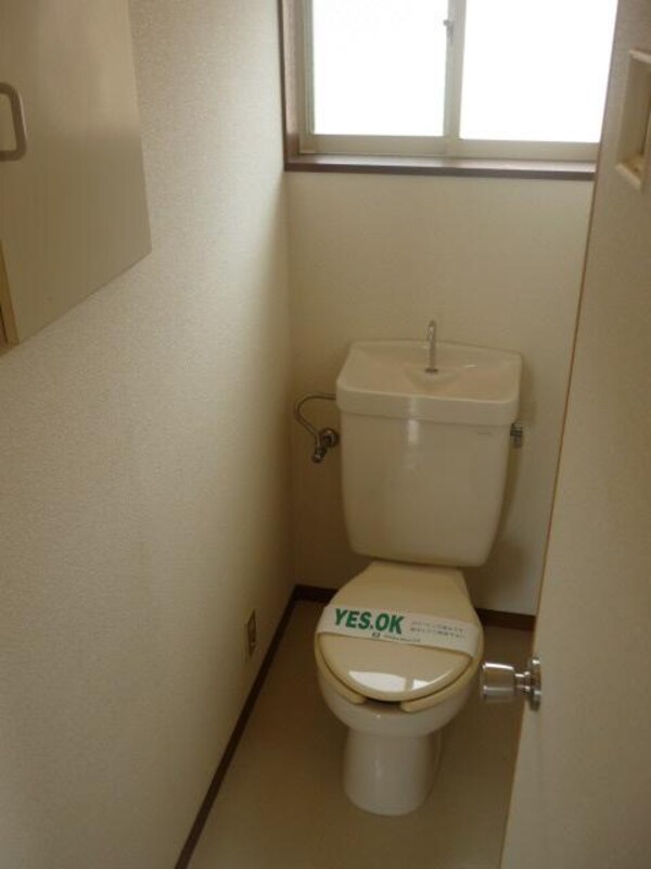 トイレ(★★小窓付トイレで快適★★)