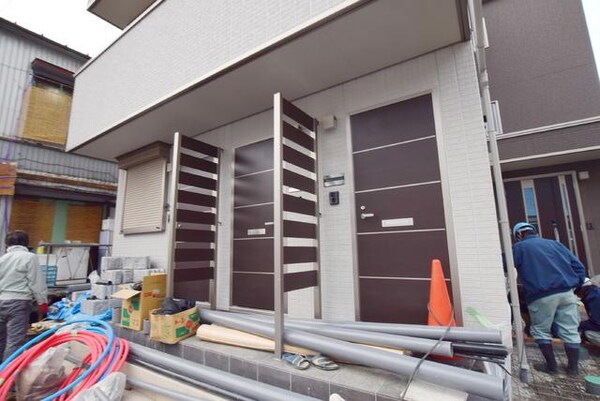 エントランス(★★1階に全部屋の玄関あり★★)