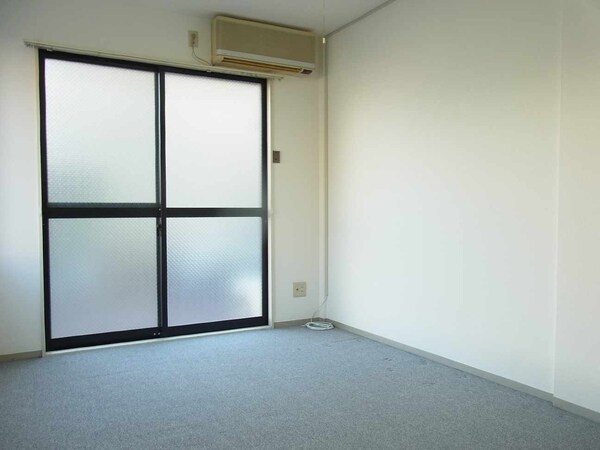 リビング・居室(写真は備品設置部屋です（冷蔵庫・洗濯機）)