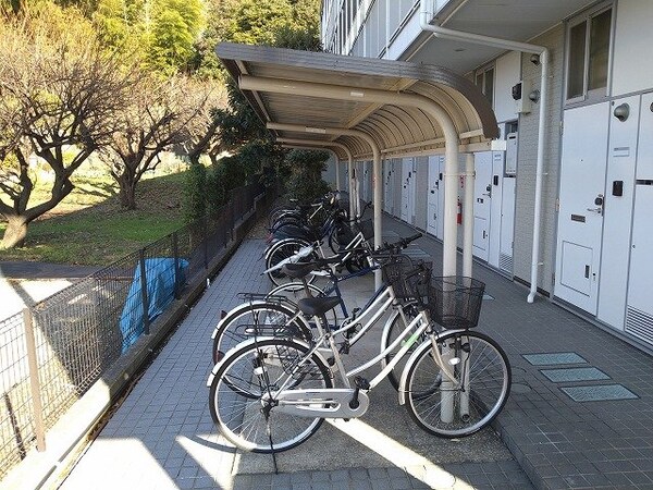 設備(駐輪場　原付＆自転車のみ駐輪可能)