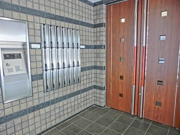 共有部分(重厚感あふれる扉)