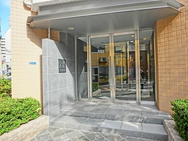 物件内観写真3　(重厚感漂うエントランス)