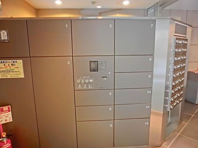物件内観写真5　(便利な宅配ボックス)