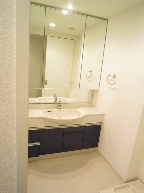 物件内観写真5　(大型洗面台)