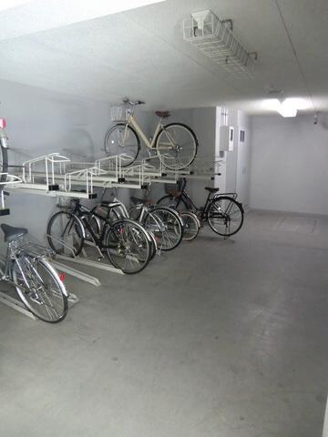 物件内観写真12　(敷地内駐輪場（屋根付き）)