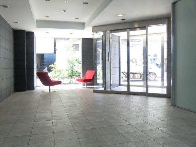 物件内観写真13　(明るいエントランスホール)