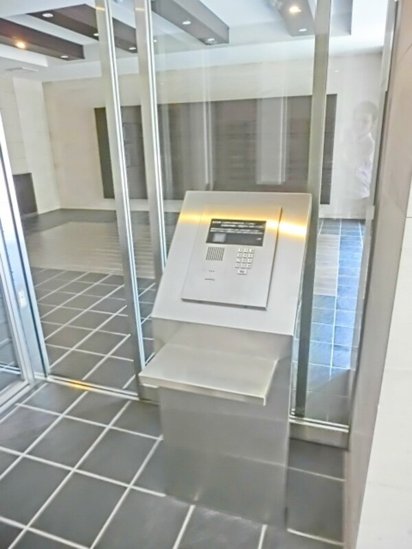 共有部分(オートロック完備)