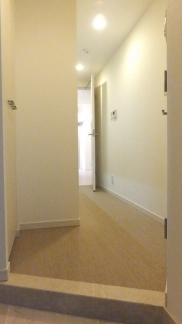 玄関(明るい玄関スペース)