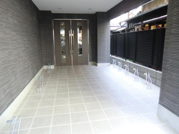 エントランス(雨の日も安心・駐輪スペース有)