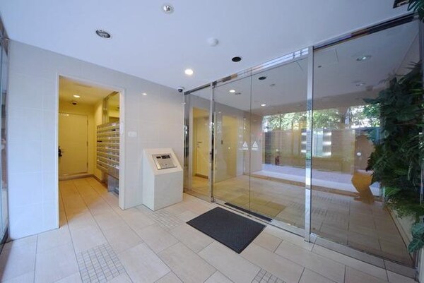 共有部分(オートロック完備)