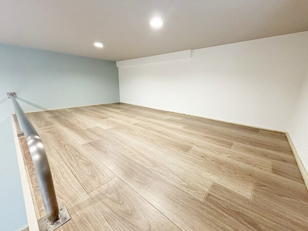 寝室(★ダウンライトが明るいロフト★)