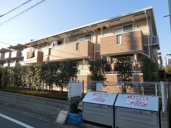 エントランス(閑静な住宅街にあります)