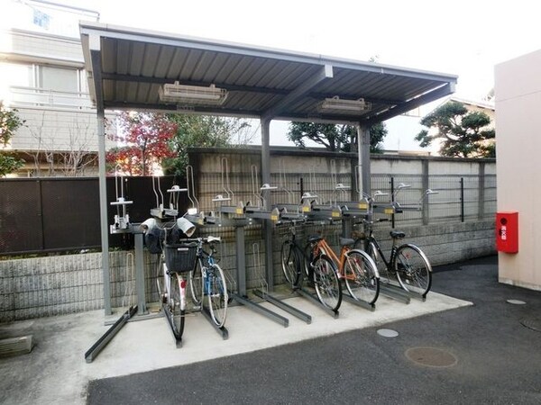 駐車場(屋根付きの駐輪場)