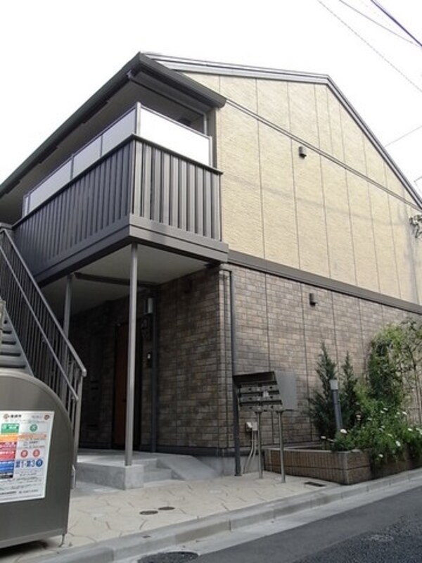エントランス(きれいな外観・日当たりも良好です)