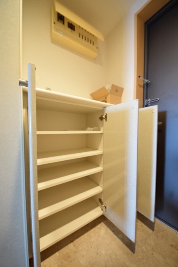 玄関(内見の予約先は【タウンハウジング中野店】です★)