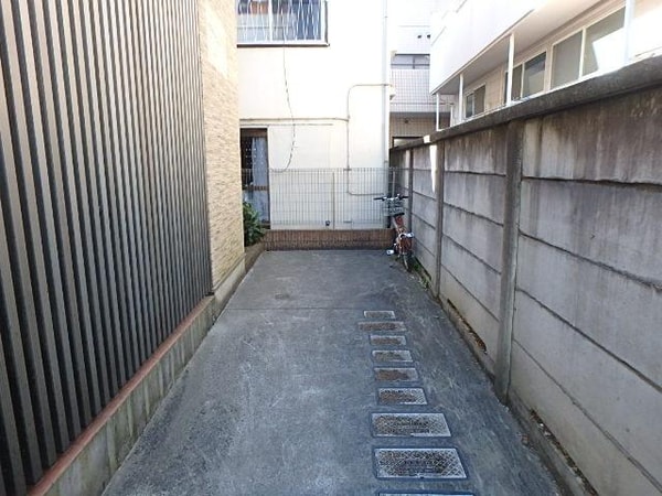 庭(駐輪場)