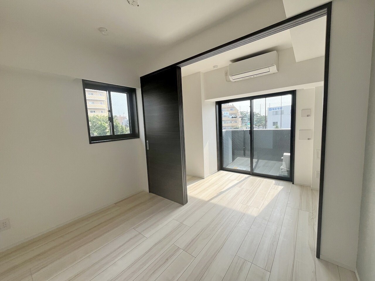 物件内観写真2　(リビング/居室)