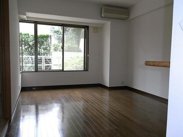 設備(明るいリビングスペース（床暖房）)