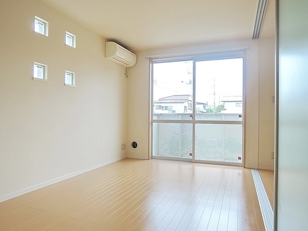 リビング・居室(★角部屋のみ横窓あり★)