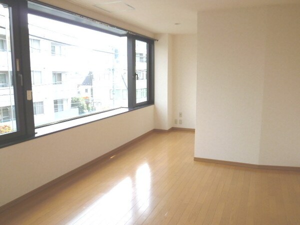 リビング・居室(★一面のガラス窓で明るい室内★)