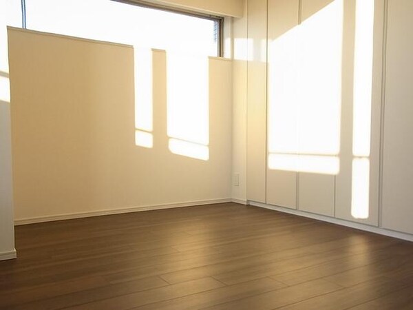 その他室内・内装(２面採光の明るい洋室)