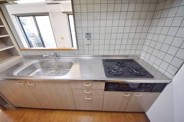 キッチン(★収納付の3口コンロのシステムキッチンです★)