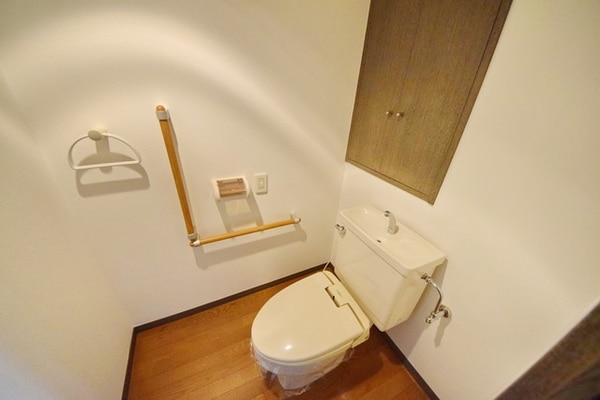 トイレ(★ゆったりとした手すり・収納付のお手洗いです★)