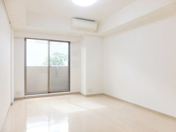 その他室内・内装(洋室9.7帖フローリングのお部屋です)