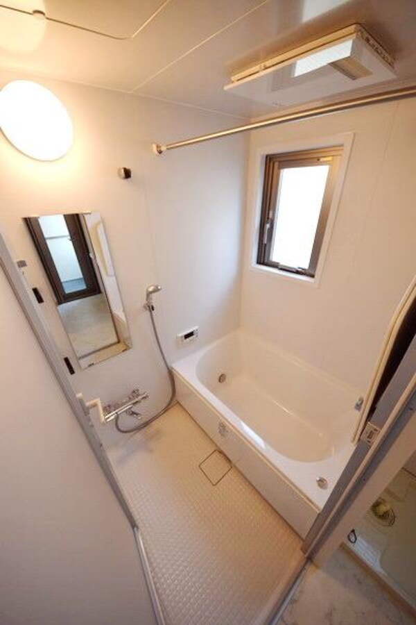 バス／シャワールーム等(お風呂にも換気できる窓有★)