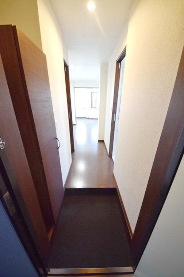 玄関(白と黒を基調にした室内でおしゃれです★)