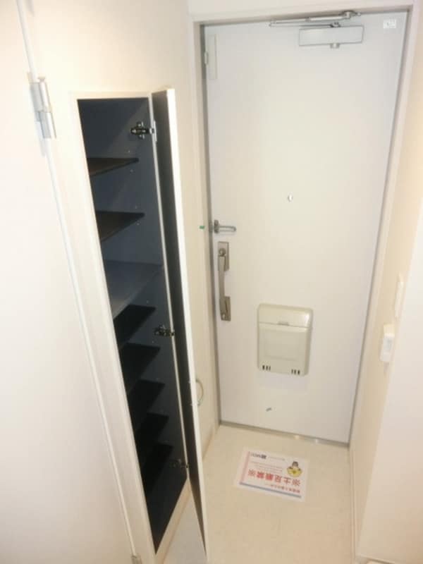 玄関(下駄箱スペースもたっぷりございます)
