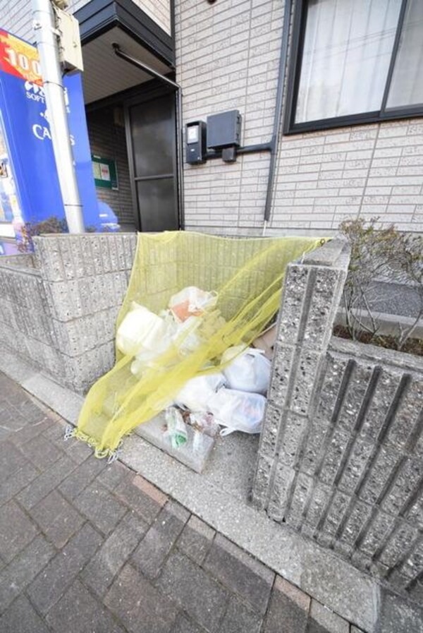 共有部分(ゴミ置場完備)