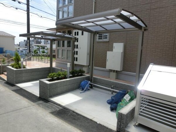 エントランス(屋根付きの駐輪場)