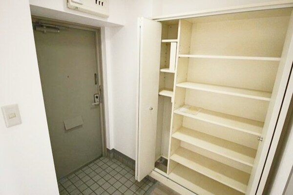 玄関(収納力豊富なシューズBOX)