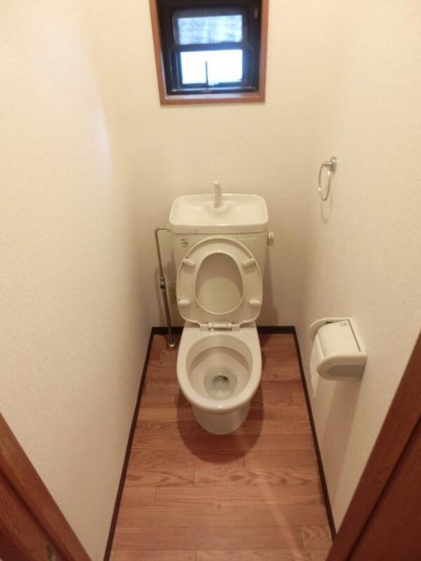 トイレ(トイレには窓がございます)