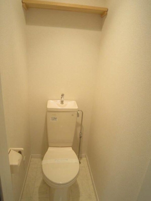トイレ(白を基調とした清潔感のあるトイレです)
