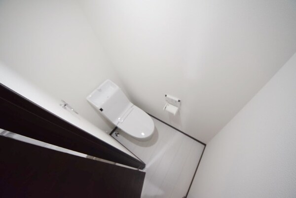 トイレ(白を基調とした清潔感のあるトイレです)