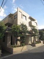 住宅地に建つ鉄筋マンション。重厚感のあるタイル貼り。