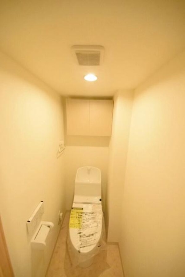 トイレ(トイレ内に収納棚あります)