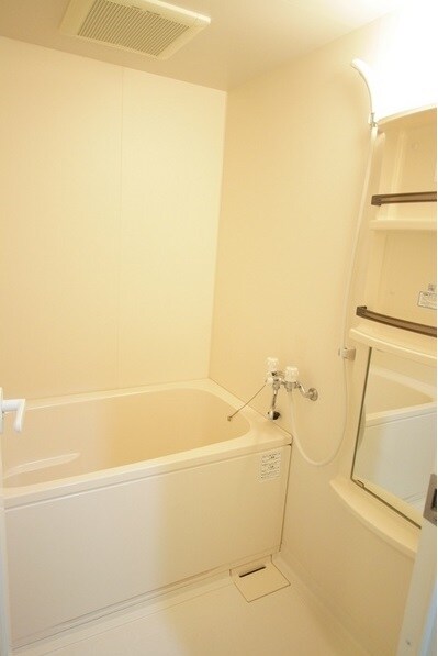 物件内観写真10　(綺麗なお風呂ですね。)