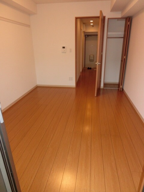 物件内観写真3　(バルコニーから見た居室)