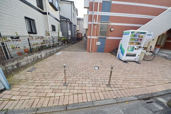 エントランス(自動販売機が前にあります！)