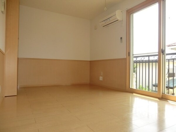 リビング・居室(広々明るいお部屋です)