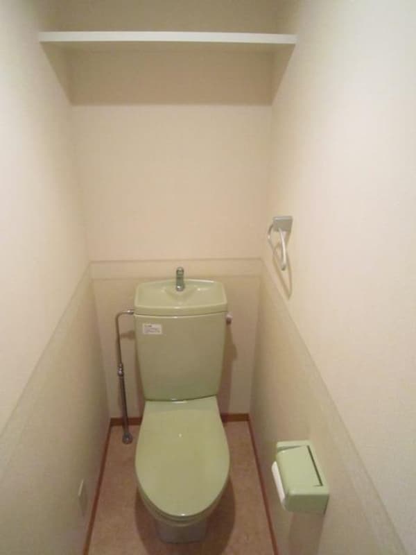 トイレ(上部に収納スペースあり)