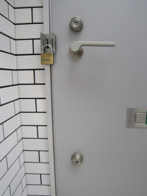 玄関(ダブルロック完備)