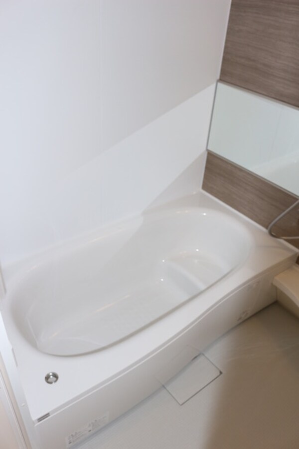 バス／シャワールーム等(ゆったり広い浴室です)