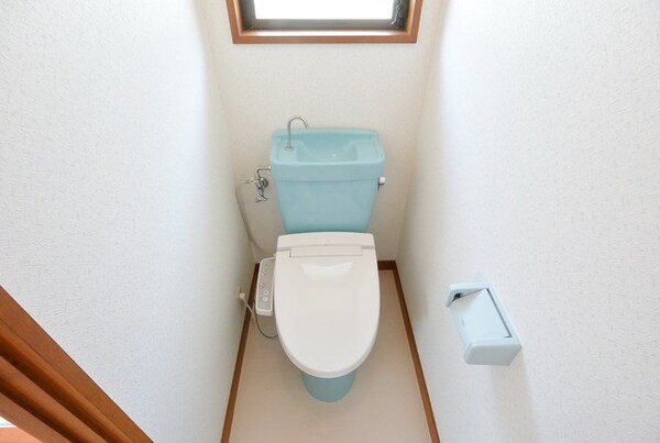 トイレ(★換気窓付きで明るいおしゃれなお手洗いです★)